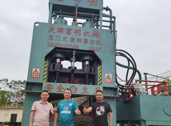 金屬破碎機,鋼筋切粒機,非金屬打包機,廢鋼抓鋼機,龍門式廢鋼剪切機.jpg